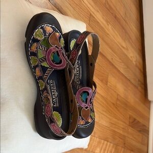 L'ARTISTE colorful Flats with Embroidered Design